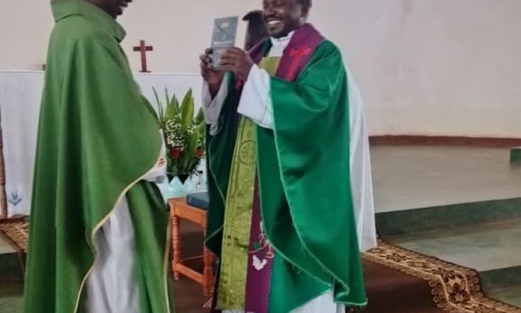 BIKINGA : L’ABBE EMMANUEL HAKIZIMANA INSTALLE COMME NOUVEAU CURE